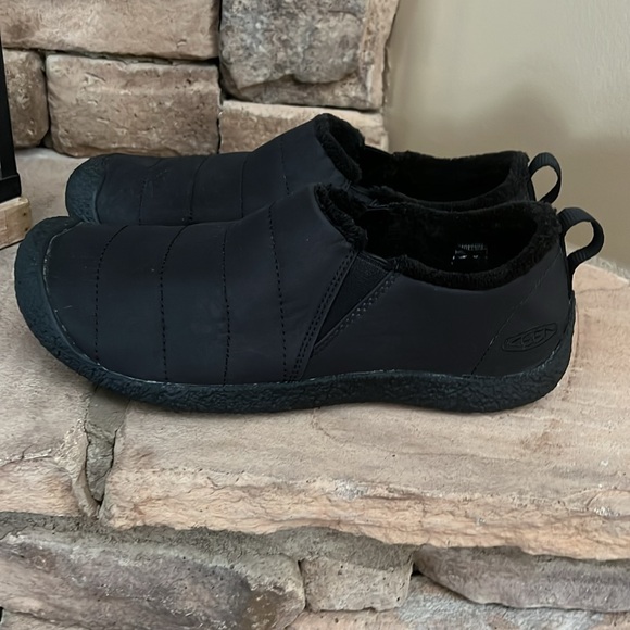 Keen shoes. Black size 9 1/2. New never been worn. - Picture 4 of 4